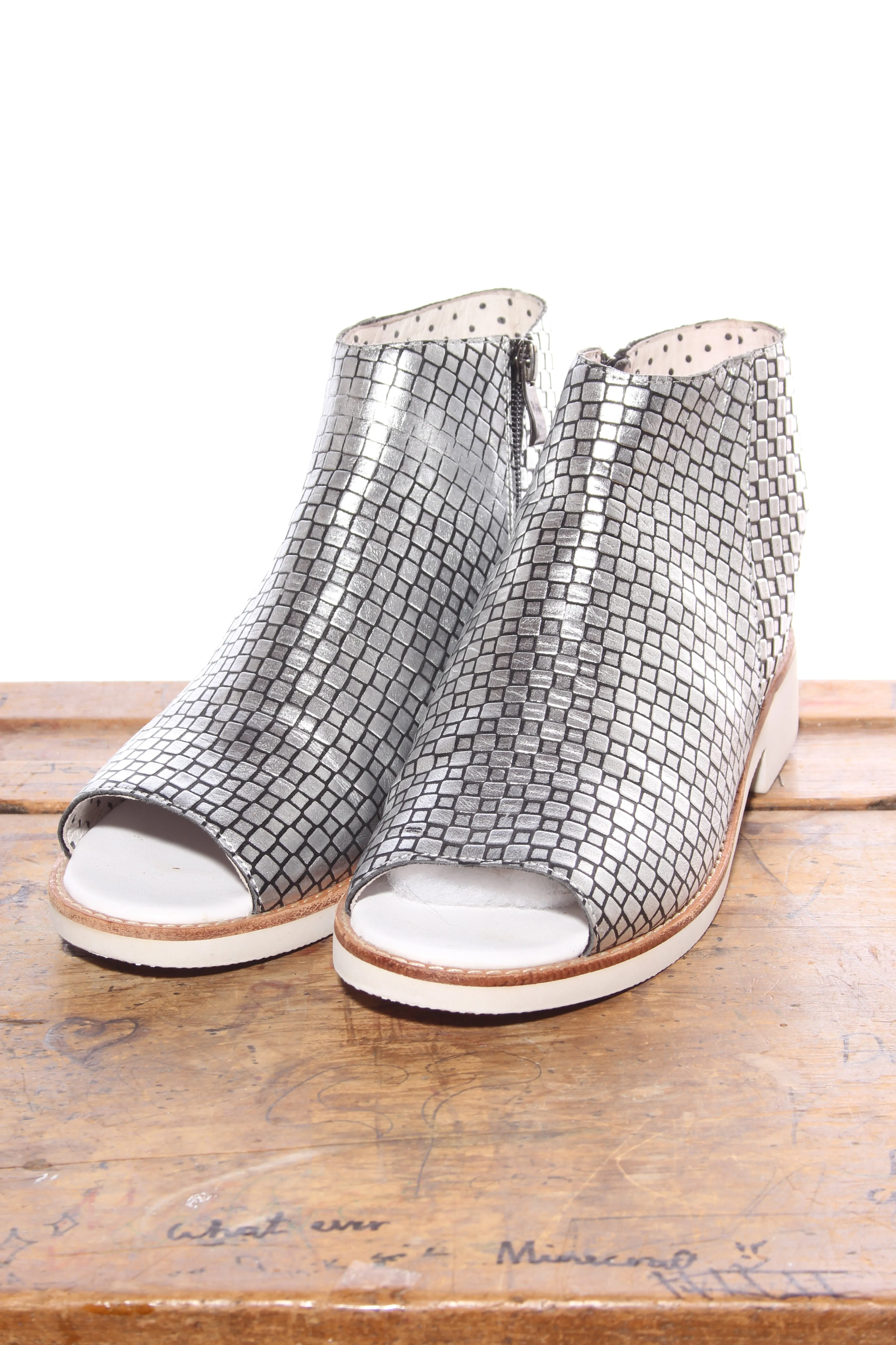 MINX "Bijoux" Silver leather open toe boot! 39