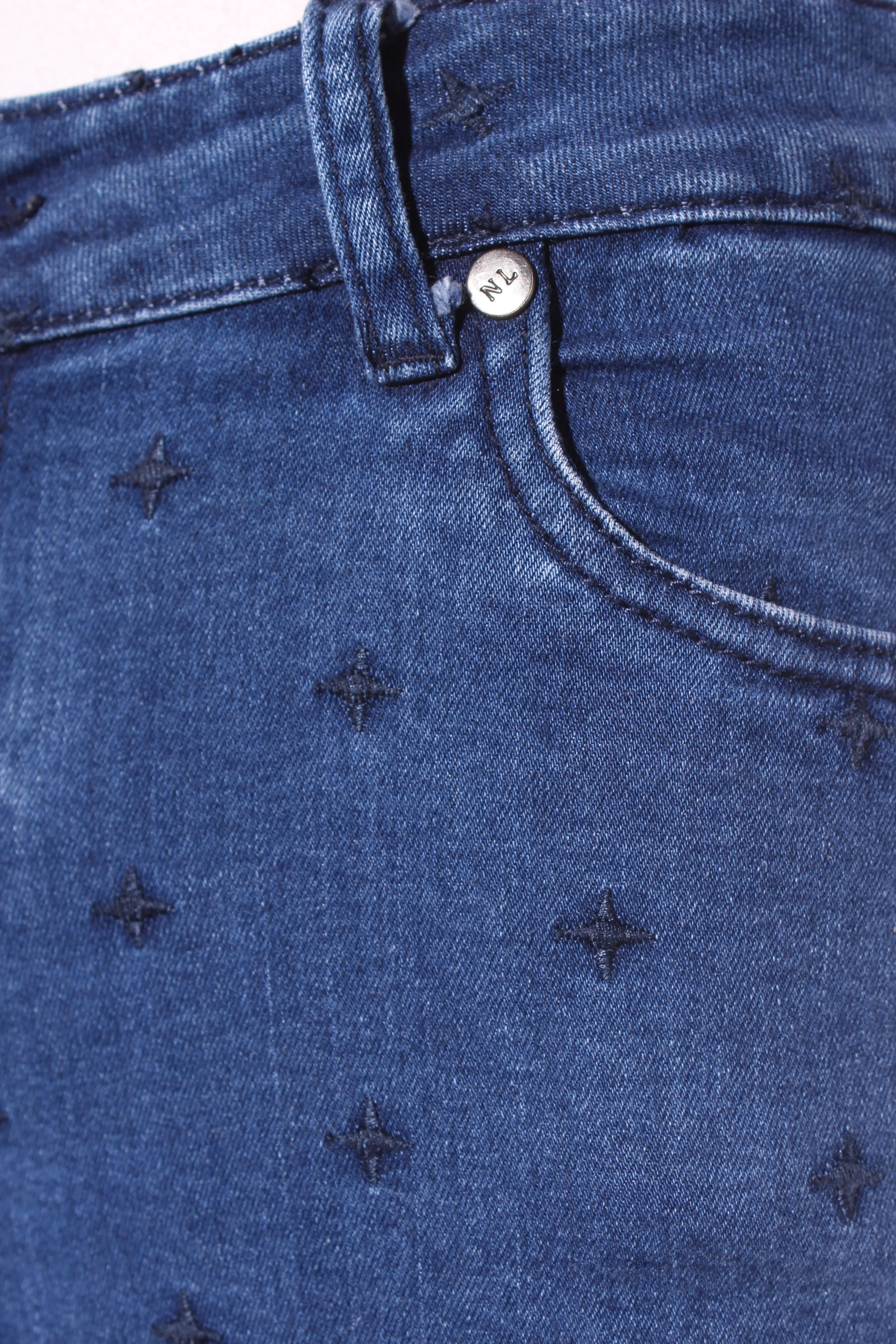 NEW LONDON - Embroidered star jeans! 27